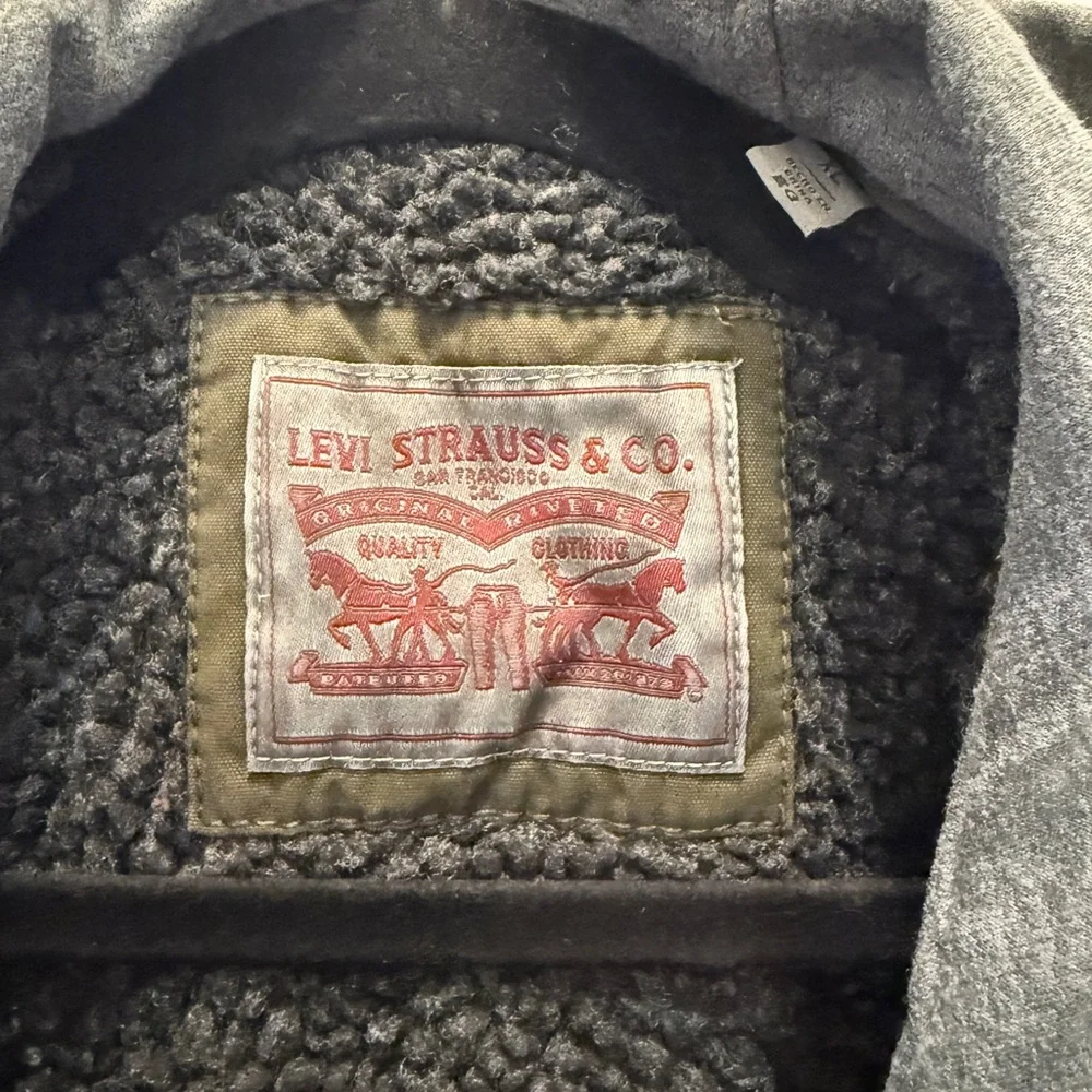 Vintage Levi's green trucker jacket with grey hood and fleece lining - Picture 2 of 10